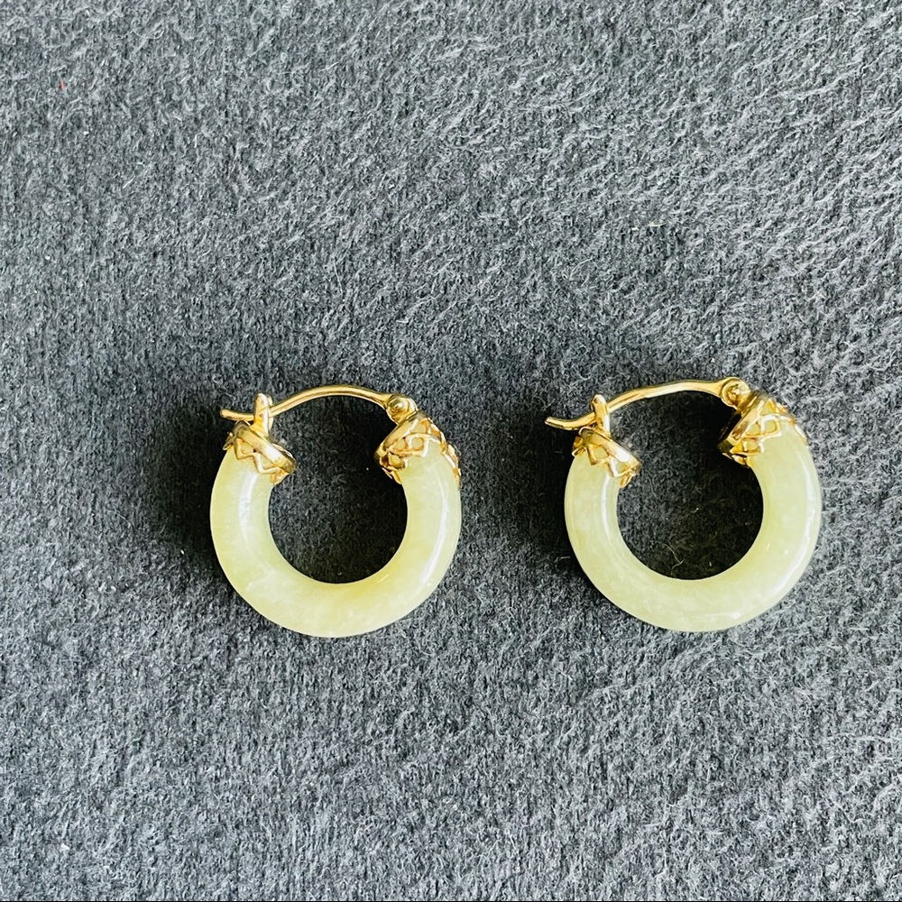 🎉Sold🎉 Estate 14k Gold Solid Green Jade Hoop Huggie Earrings - Picture 6 of 9